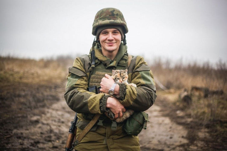 Ukrainian soldier holding a cat