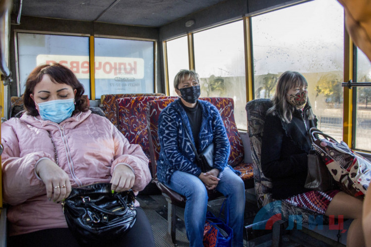 Люди в масках в автобусі Луганська