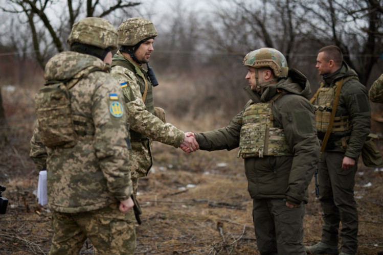Зеленський тисне руку військовому на Донбасі
