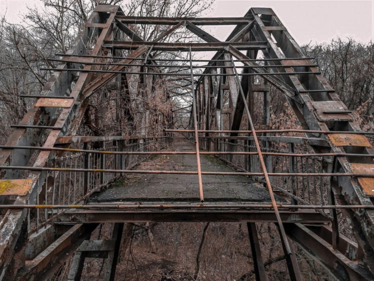 ржавый мост крупным планом в парке Победа в Алчевске