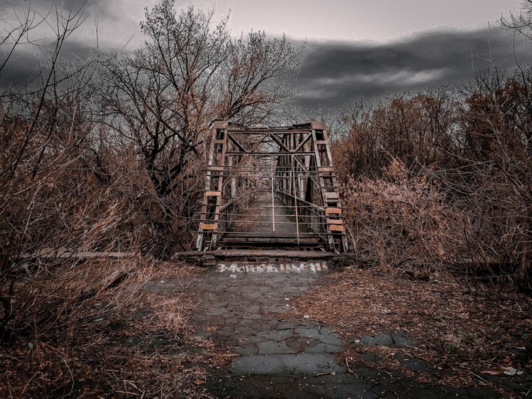 ржавый мост в парке Победа в Алчевске