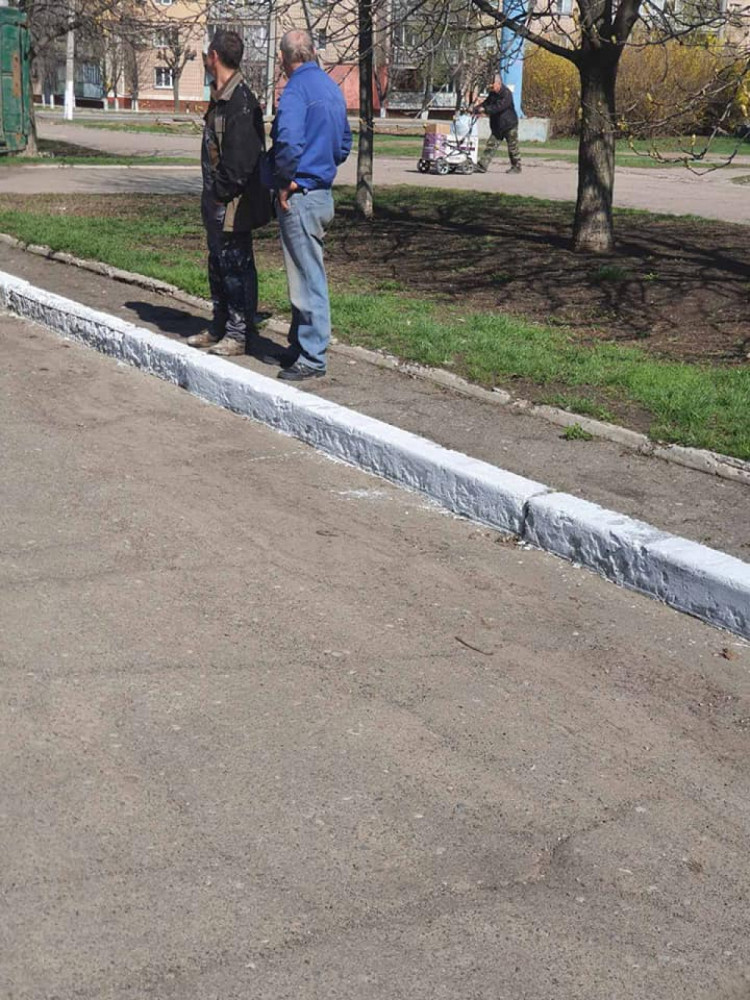 в Краматорске белят бордюры