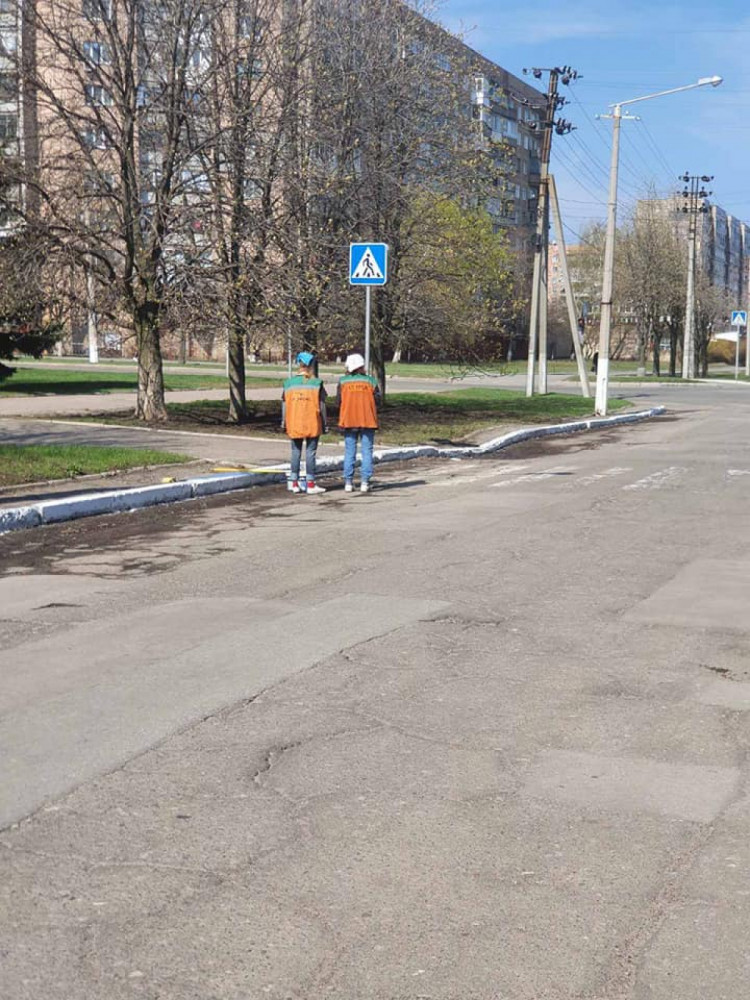 коммунальщики белят бордюры в Краматорске