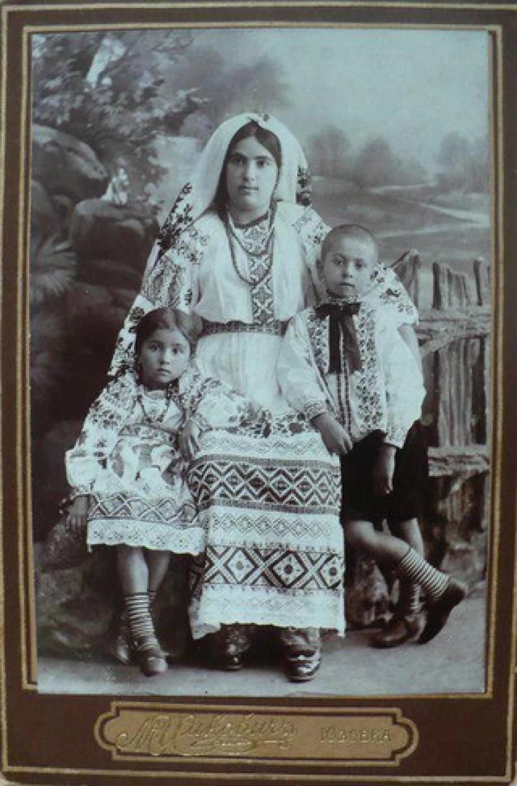 женщина с ребенком в вышиванках Юзовка (Донецк) начало XX века