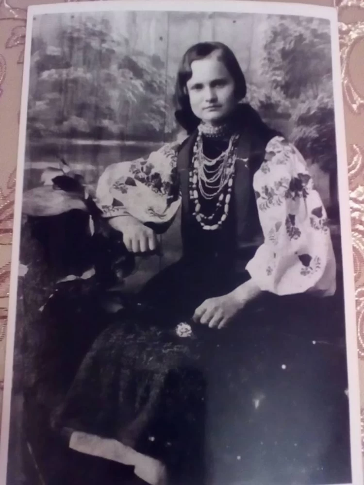 жінка у вишиванці Слов"янськ, Донецька область, 1937 рік