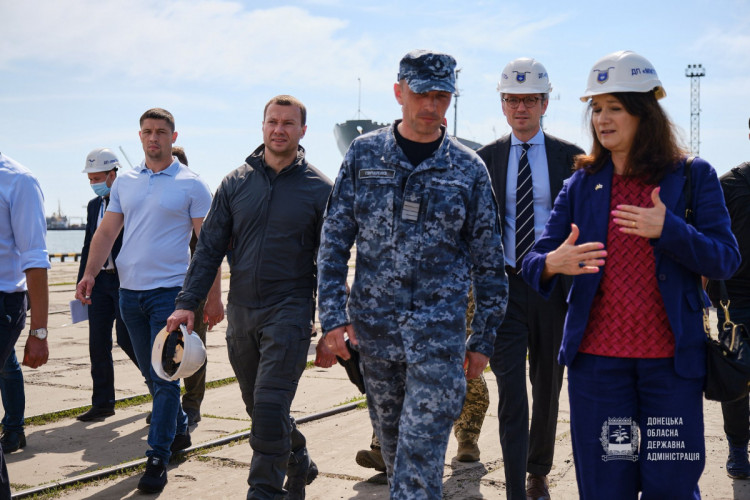 Глава ОБСЕ Анн Линде с главой Донецкой ОГА Павлом Кириленко побывала в порту Мариуполя