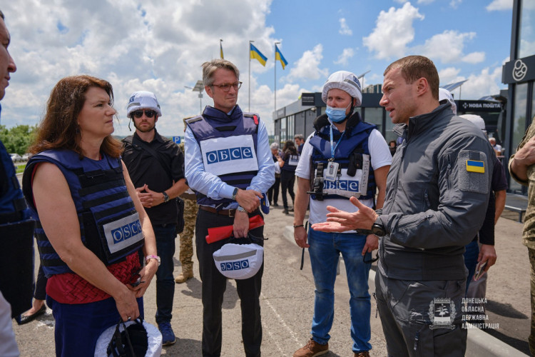 Глава ОБСЕ Анн Линде и глава Донецкой ОГА Павел Кириленко посетили КПВВ Новотроицкое