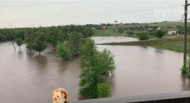 Біля Маріуполя затопило селище Кременівка