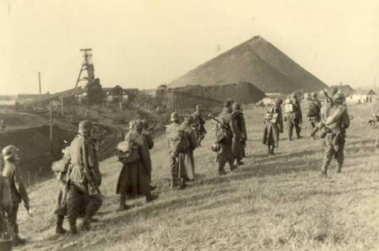 Німецькі війська входять до Донецька біля терикону 1941 рік