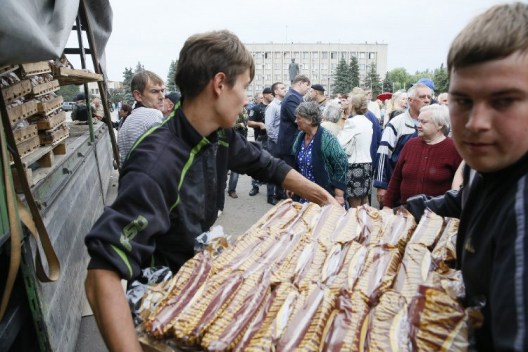 Жителям освобожденного от ДНР Славянска раздают продукты от украинской власти 5 июля 2014 год
