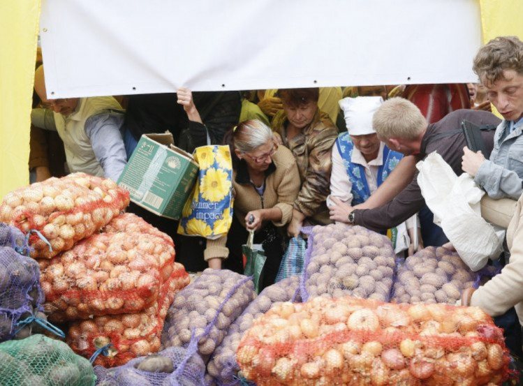 Жители освобожденного от ДНР Славянска в очереди за овощами от украинской власти 5 июля 2014 год