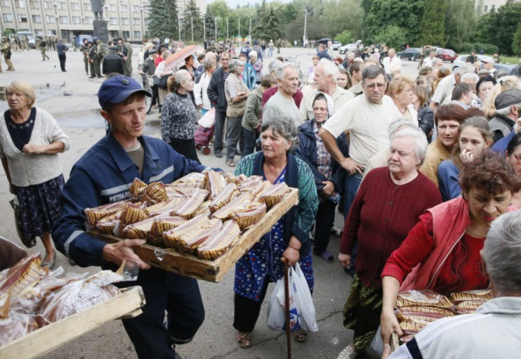 Жителям освобожденного от ДНР Славянска украинская власть раздает продукты 5 июля 2014 год