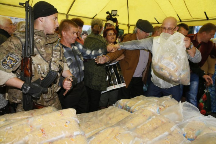 Жителям освобожденного от ДНР Славянска раздают продукты от украинской власти 5 июля 2014 год