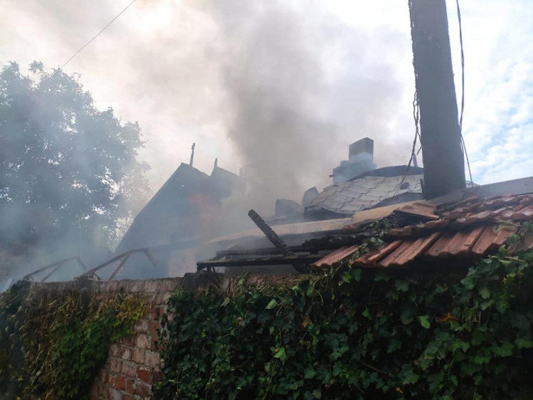 Обстрел Авдеевки 1 июля горит крыша дома