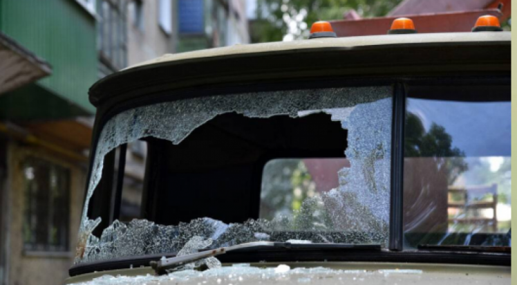 поврежденное авто взывом в Донецке