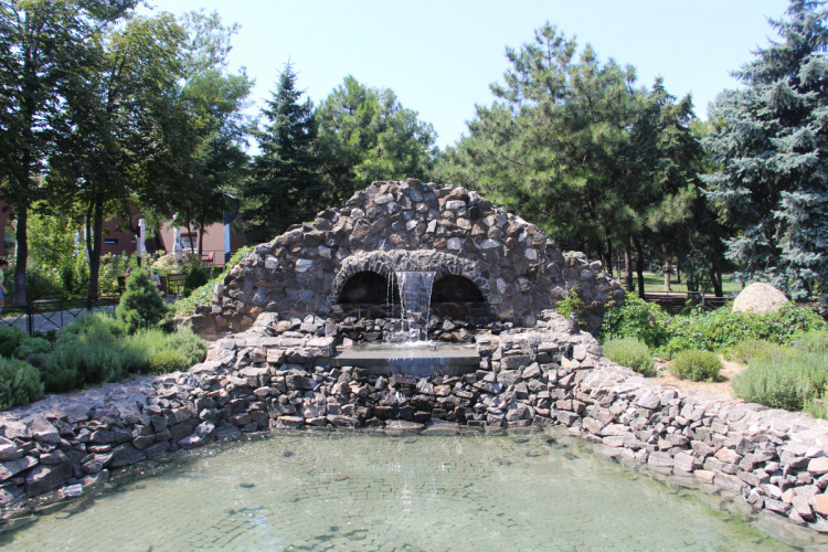 каменный грот в парке Веселка Мариуполь после реконструкции