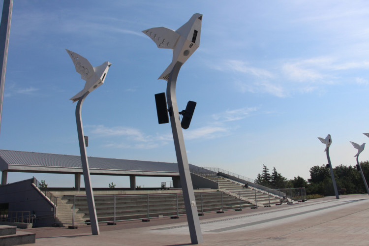 Площадь Свободы Мариуполь фонари-голуби