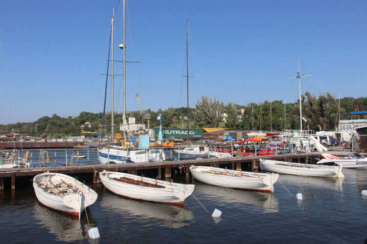 лодки и катера у пирса Мариуполь