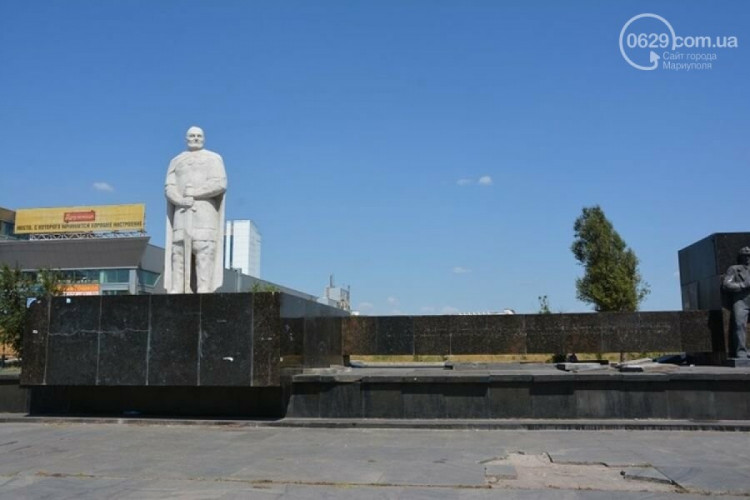 Площадь Свободы Мариуполь после реконструкции памятник Святославу
