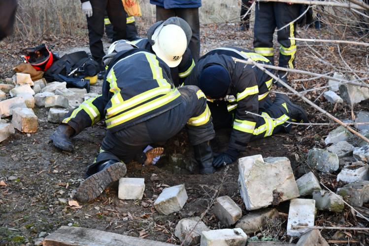 В Рубежном пришлось доставать тело убитого из канализационного колодца