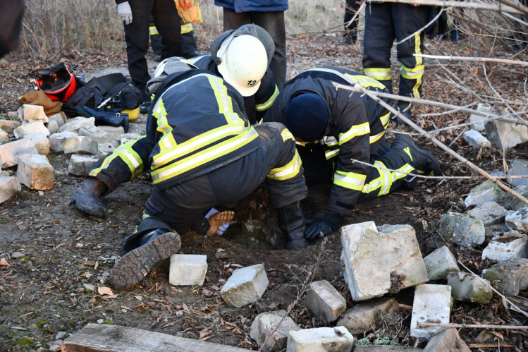 В Рубіжному довелося діставати тіло убитого з каналізаційного колодязя