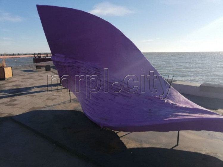 фиолетовая волна на пирсе Мариуполь
