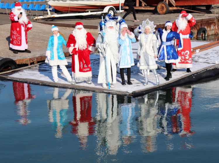 парад Дедов Морозов на море Мариуполь
