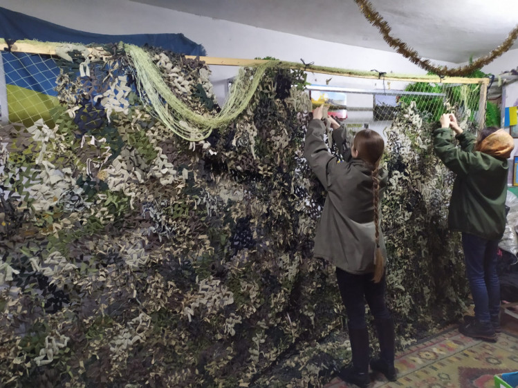 процесс плетения маскировочных сеток в Рубежном