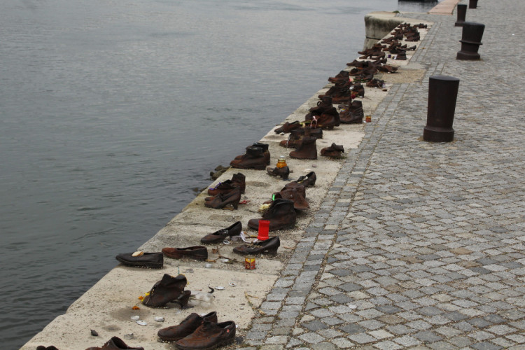 памятник жертвам Холокоста Будапешт