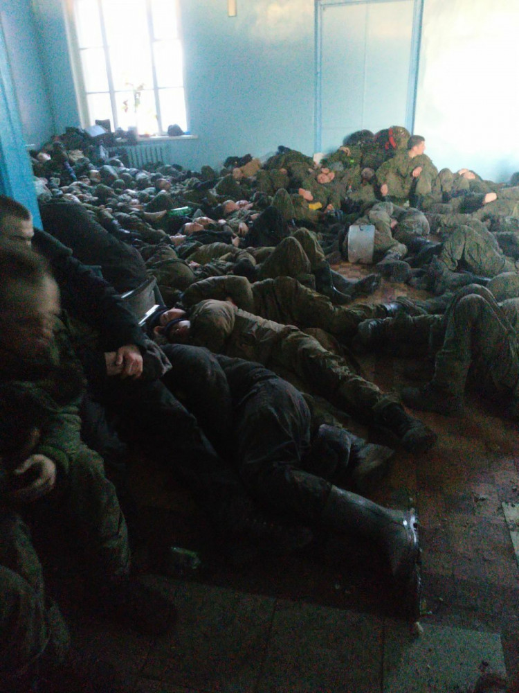 российские военные ночуют на полу станции Долбино возле границы с Украиной